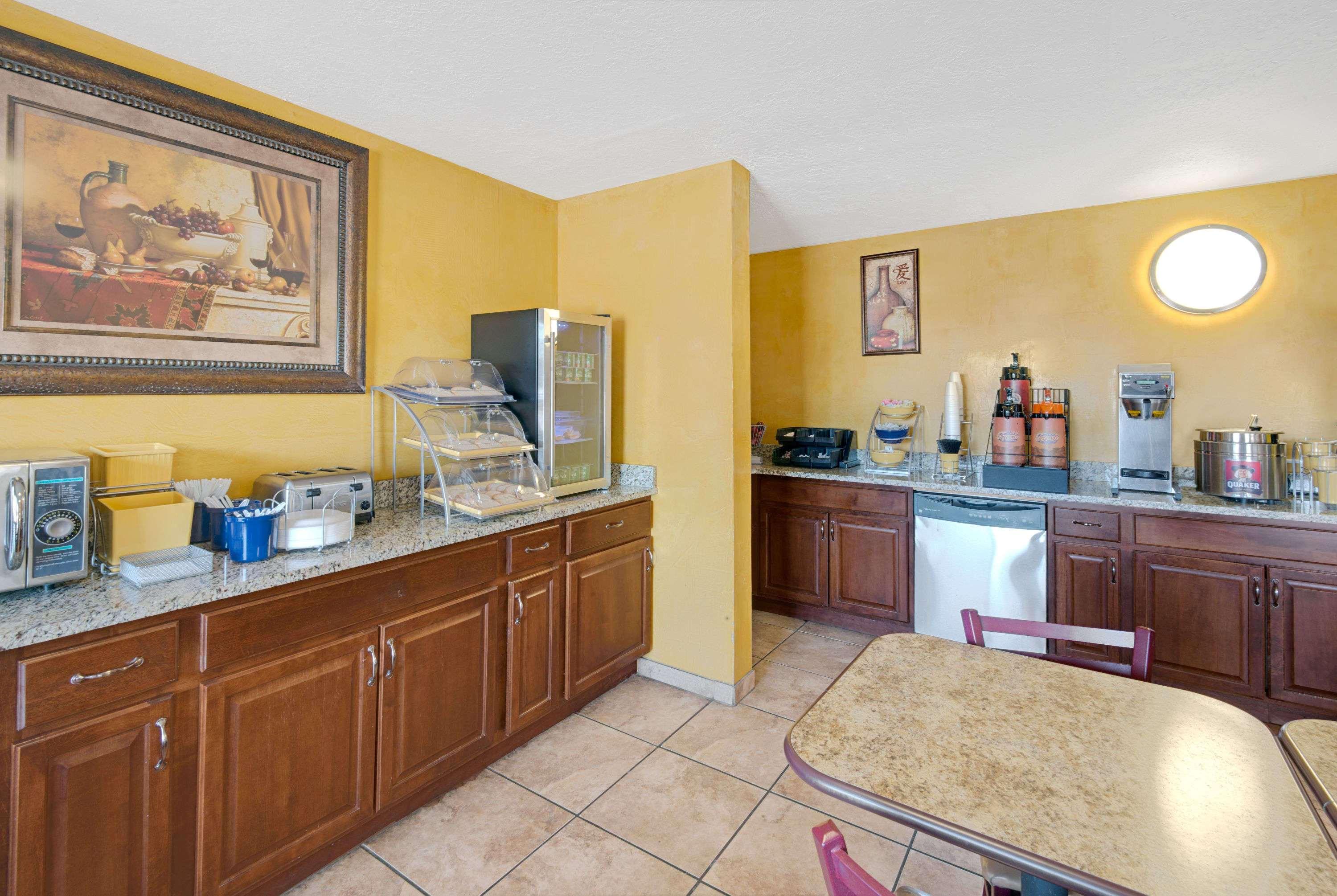 Days By Wyndham East 2*